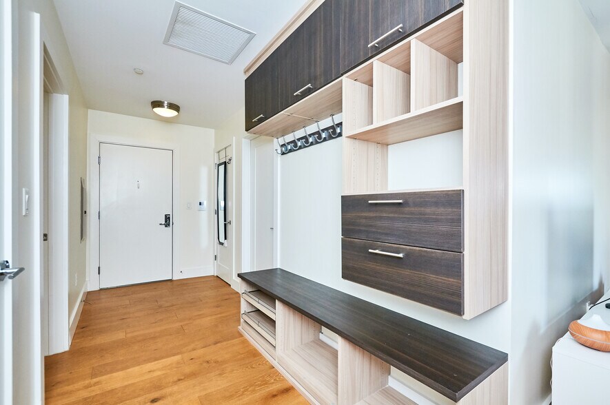 Building Photo - 250 Meridian St