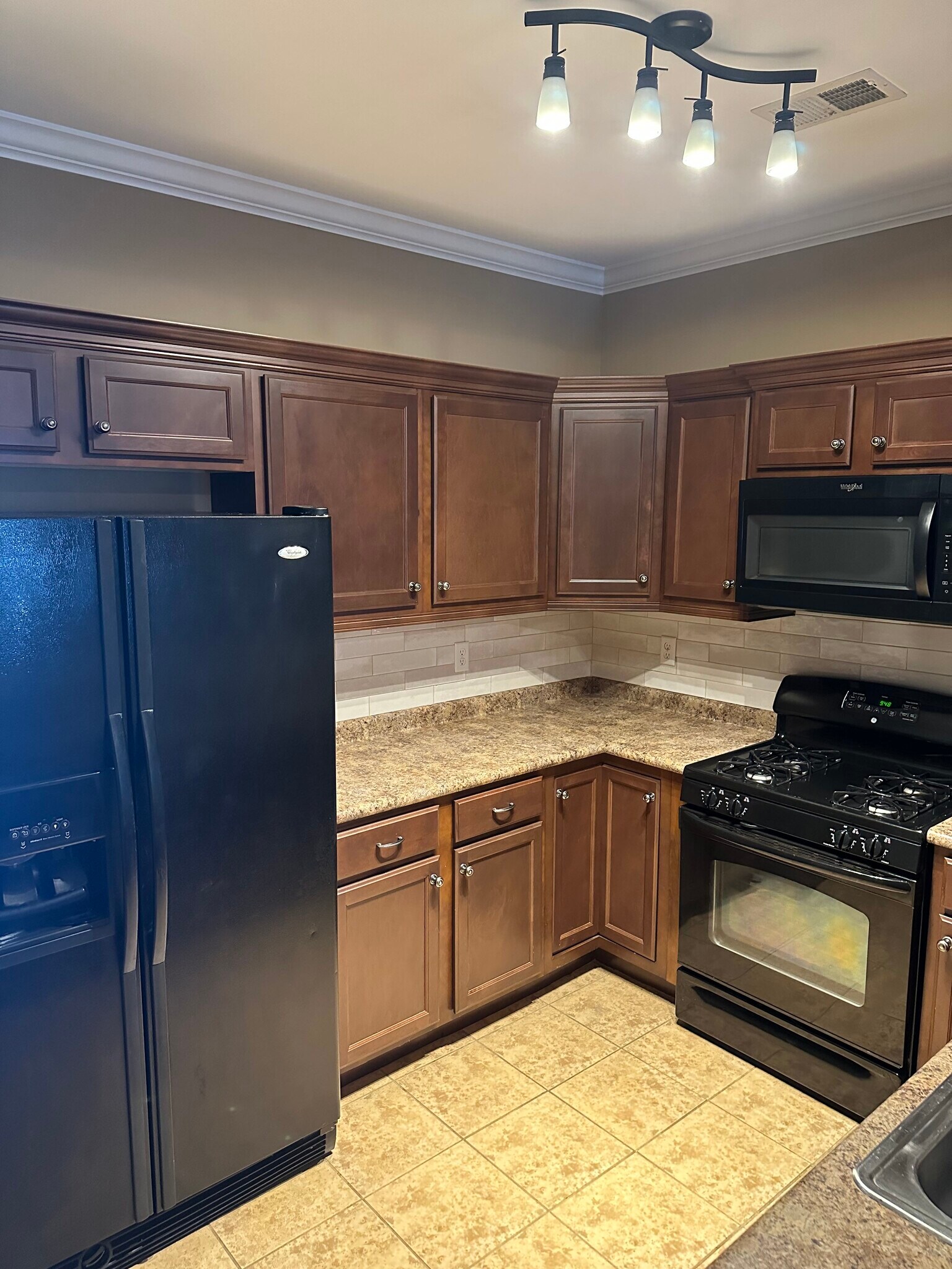 Kitchen - 141 Singapore Cir