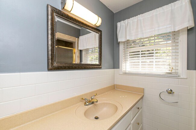 Building Photo - Beautiful rental full of character and charm located in The Avenues of Cayce! Close to USC!