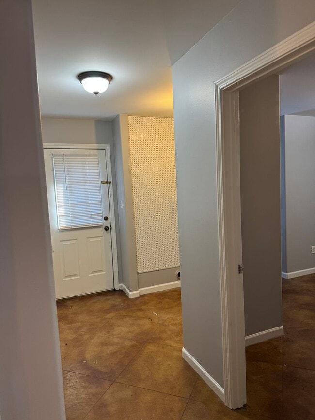 Building Photo - 411 Bruce St