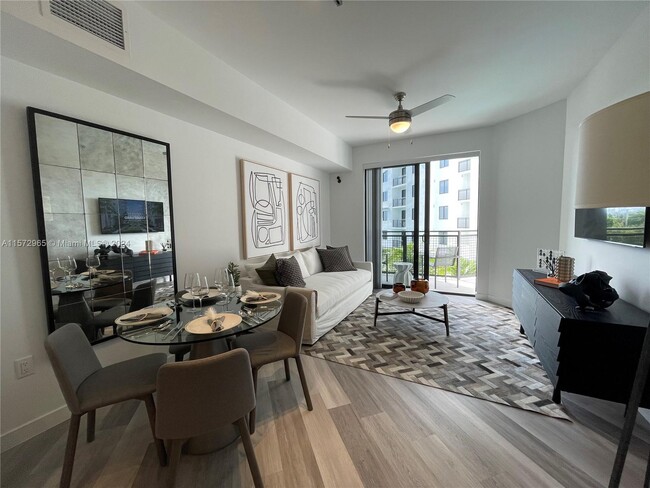 Building Photo - 401 Hialeah Dr