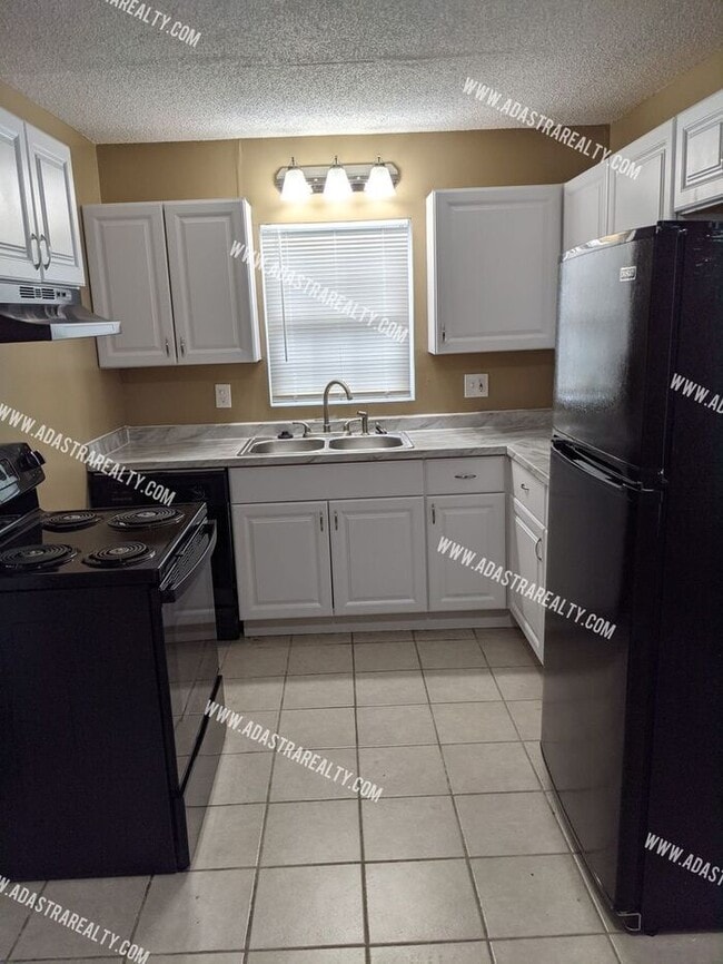 Building Photo - Updated South KCMO Home-Available NOW!!