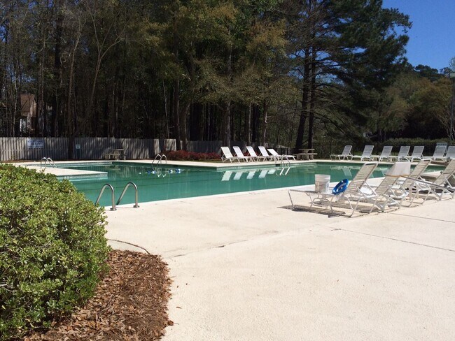 Building Photo - Serene 2-Bed Oasis in North Charleston – Lush Surroundings & Modern Comforts
