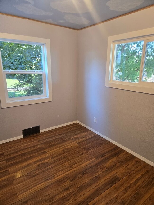 Building Photo - Cozy Eastgate Home