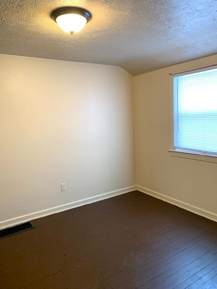 Building Photo - 625 Rainbow Dr