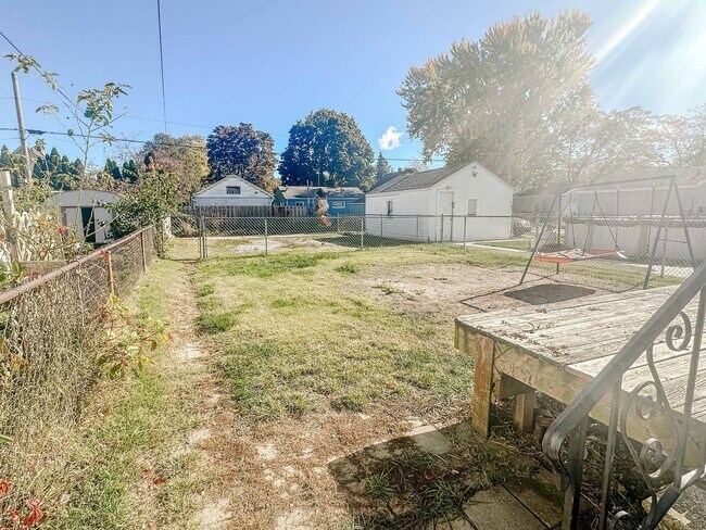 Building Photo - Three bedroom home available for move in. Well kept, clean, and ready to go!