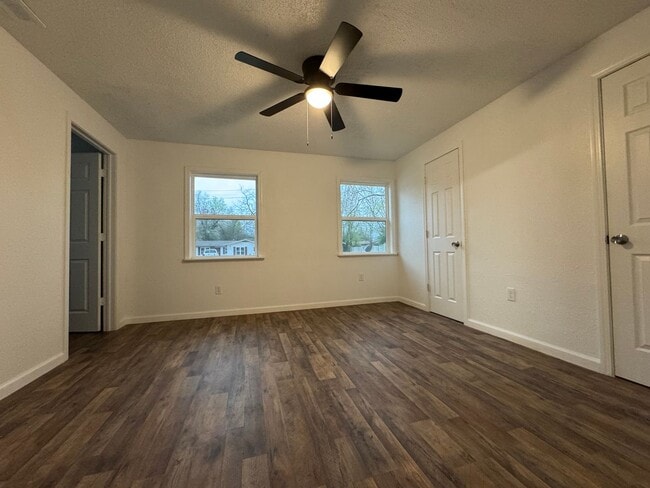 Building Photo - Rent to Own this beautiful 4 Bedroom 2 Ful...