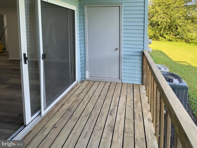 Building Photo - 303 Dove Ct