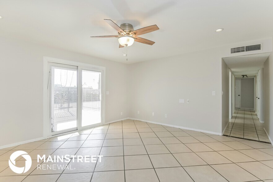 Building Photo - 9802 E Stella Rd