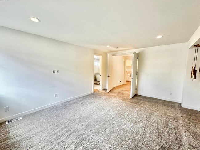 Building Photo - 6 BR / 4 BA – 4,100 SQ FT with Patio, Full...