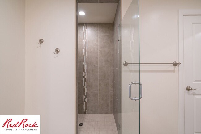 Building Photo - Modern Townhome in Desirable Hurricane Hei...