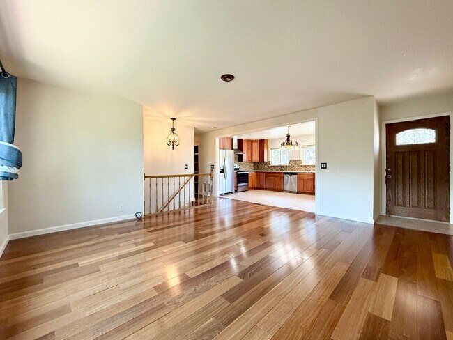 Building Photo - Gorgeously Updated 4-Bed/3-Bath Home & Ent...