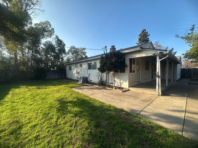 Building Photo - 3 Bedroom 2 Bathroom Home with Yard