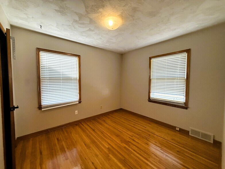 Building Photo - 5913 E Bellaire Ave