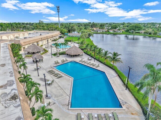 Building Photo - 453 Lakeview Dr