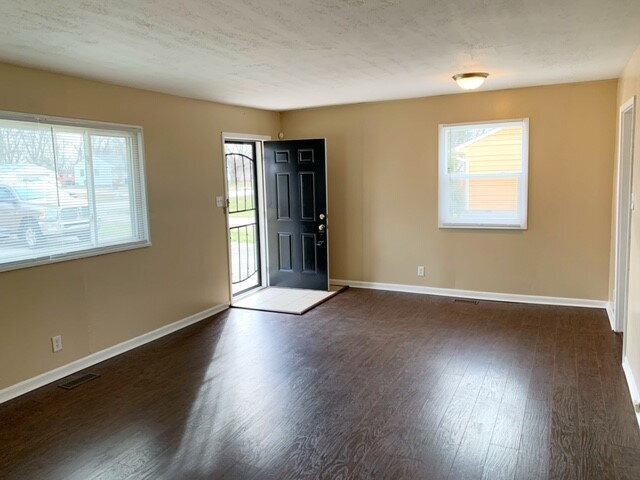 Building Photo - EAST SIDE 3BR RECENTLY UPDATED!
