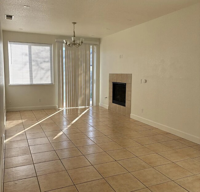 Building Photo - Spacious 4-Bedroom Haven with 2 Baths