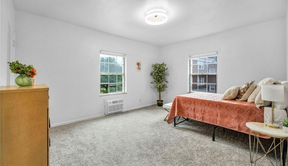 Building Photo - 15825 Van Aken Blvd