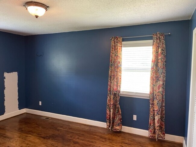 Building Photo - Quiet living on the outskirts of the City!