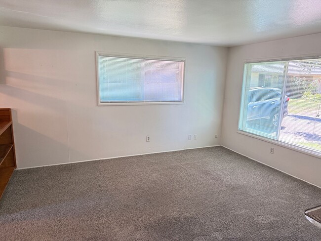 Building Photo - 1-bdroom, 1-bathroom duplex near Marie Jacob's Park!