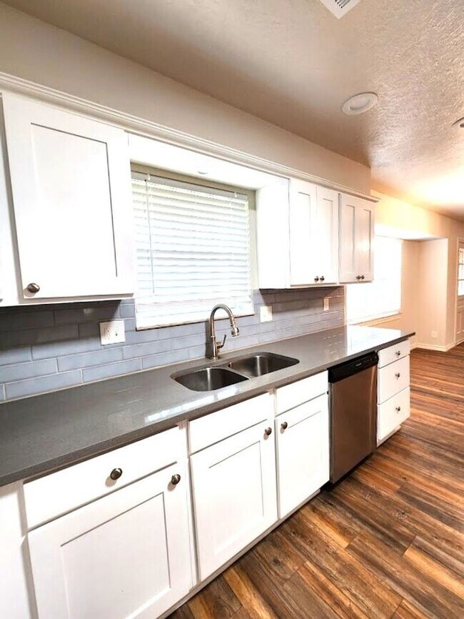 Building Photo - 4 Bed 2.5 Bath 2 Car Garage in Camelot Addition NW OKC