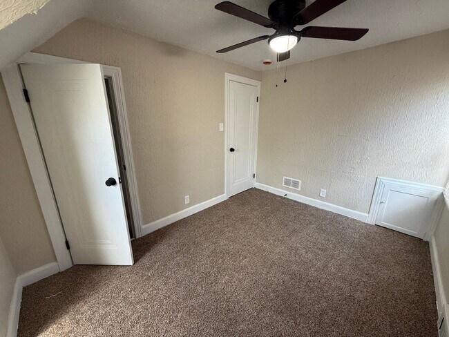 Building Photo - Renovated 2-Bedroom Home – We Welcome Sect...