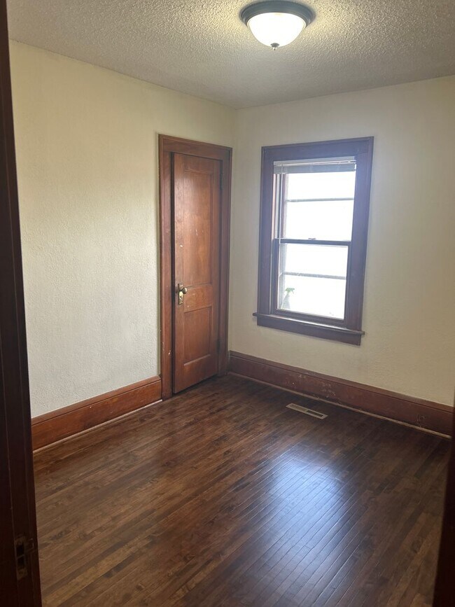 Building Photo - Gorgeous single family home! 4 Bed 2 Bath House Available 10/01/24