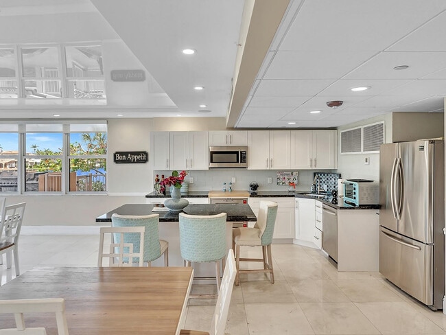 Building Photo - 1150 Hillsboro Mile