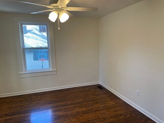 Building Photo - Totally updated 2 bedroom 1 bath home walk...