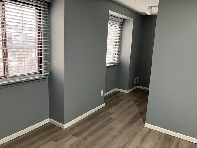 Building Photo - 553 French Rd