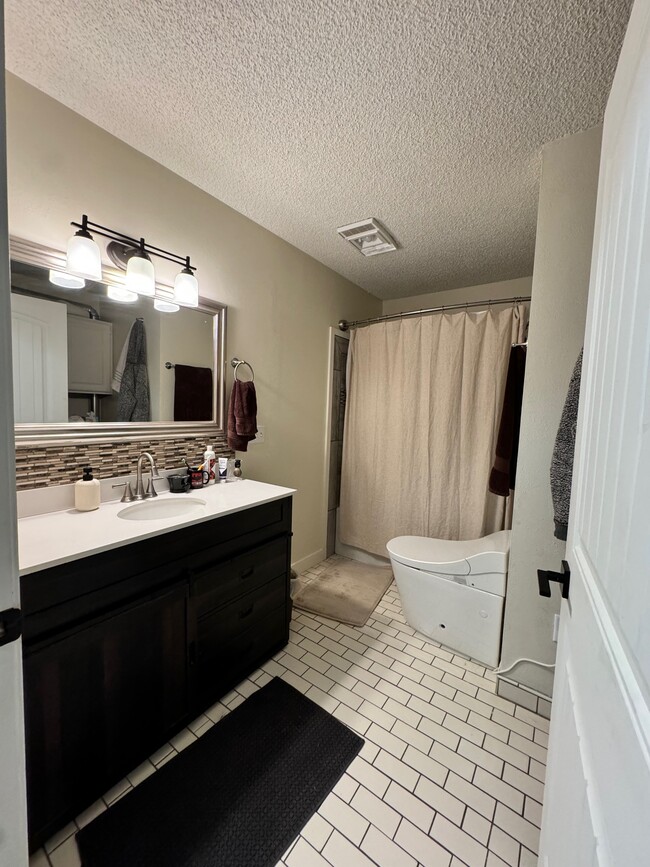 Shared bathroom - 92 E Rosebud Ave