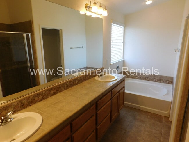 Building Photo - Very Nice Updated 4bd/3ba Rancho Cordova H...