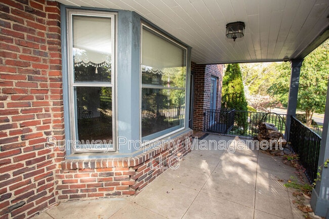 Building Photo - 319 N Newton Lake Dr