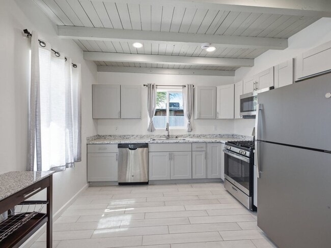 Building Photo - PRICE REDUCTION! – Cats and pets accepted!!