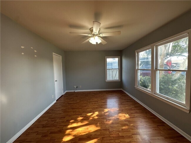 Building Photo - 117 Holly Dr