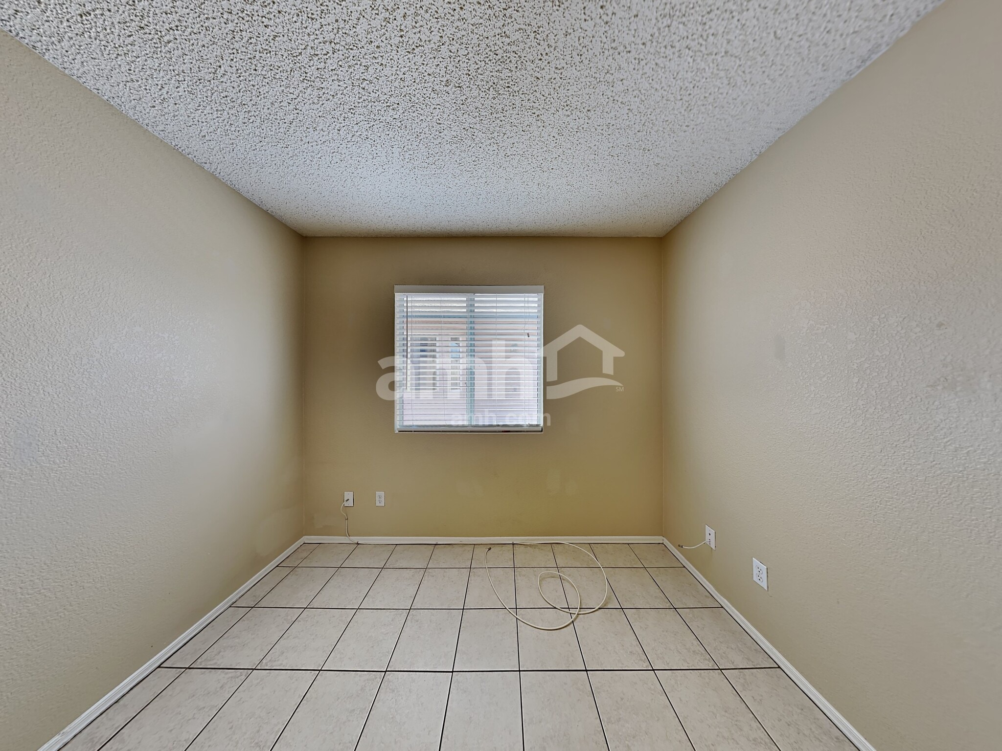 Building Photo - 9050 E Glenmont Dr