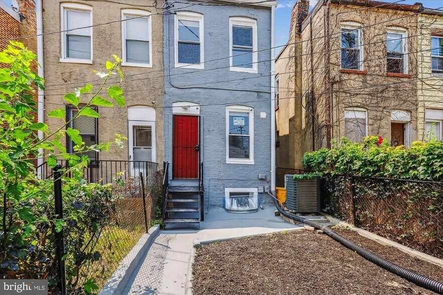 Building Photo - 1820 Walbrook Ave