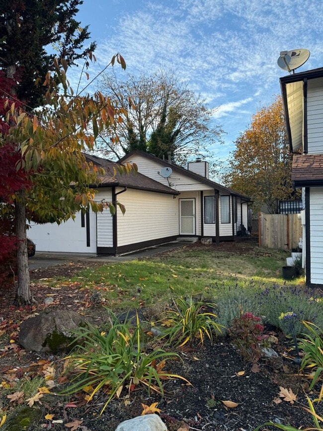 Building Photo - 2024 SE 8th Dr