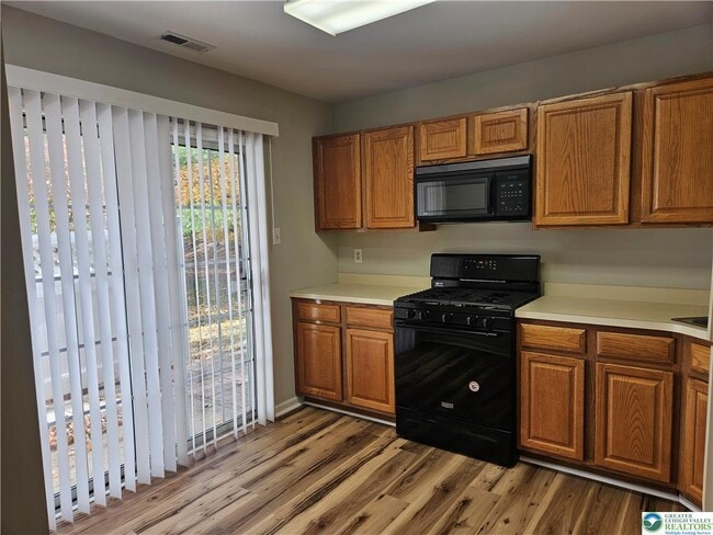 Building Photo - 1876 Mansfield St