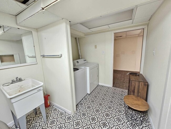 Building Photo - 2011 Vine Way Dr