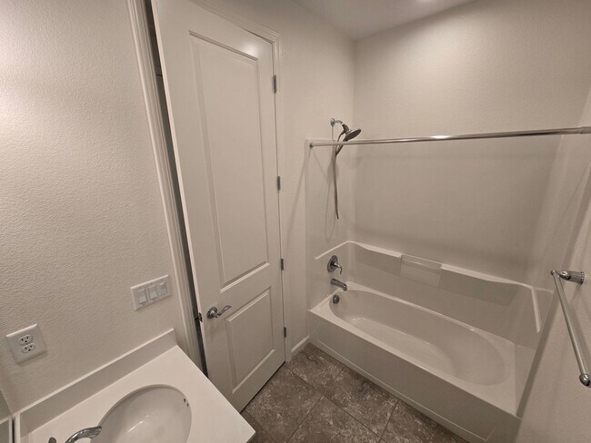 Building Photo - Beautiful 2 Bedroom 2 Bath Townhome in Dublin