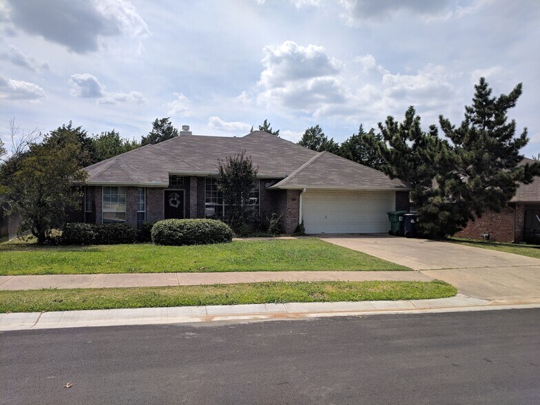 Building Photo - 1115 Oak Tree Drive