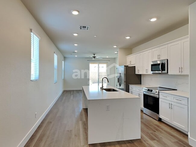 Building Photo - 854 English Primrose St