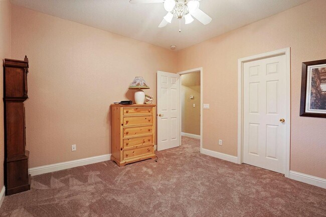 Building Photo - 549 Glenbriar Cir