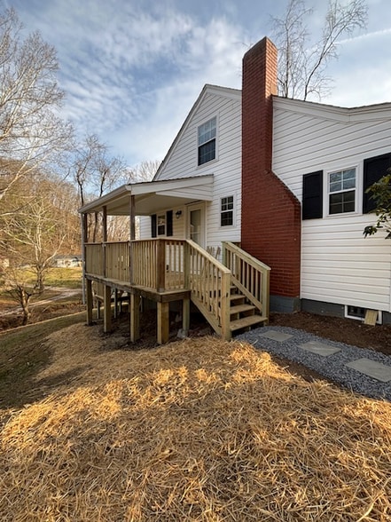 Building Photo - 6 Red Oak Dr