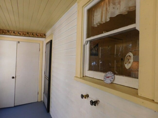 Building Photo - 3Bd/1Ba Two Story House - Available Soon!