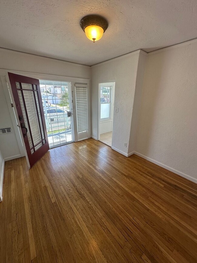 Building Photo - Quaint Craftsman House w/Garage, fenced yard, available now for 1 year lease to start!!!