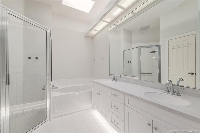 Building Photo - 2102 SW Mayflower Dr