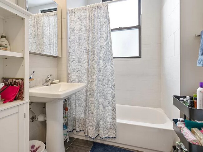 Building Photo - 3251 N Lakewood Ave