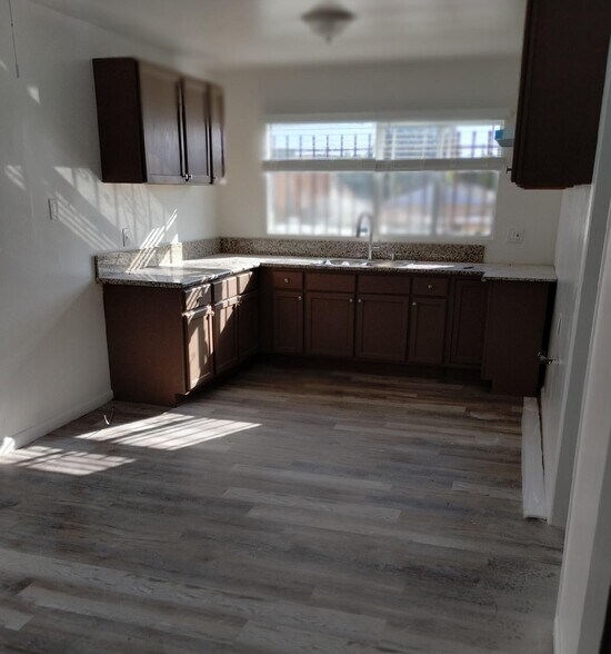 Large Kitchen - 531 Warren Ln